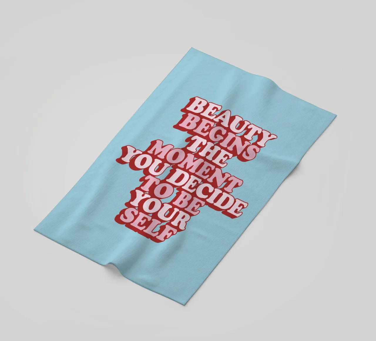 Schönheit beginnt in dem Moment, in dem du dich entscheidest, du selbst zu sein Print Strandtuch von THE MOTIVATED TYPE