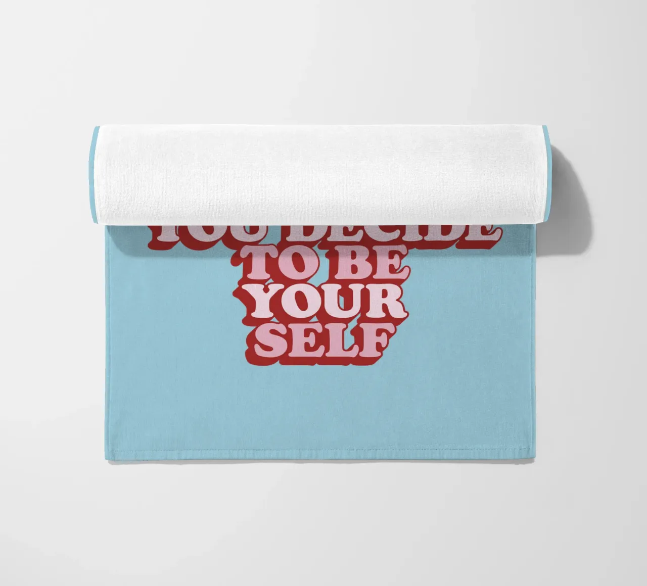 Schönheit beginnt in dem Moment, in dem du dich entscheidest, du selbst zu sein Print Strandtuch von THE MOTIVATED TYPE