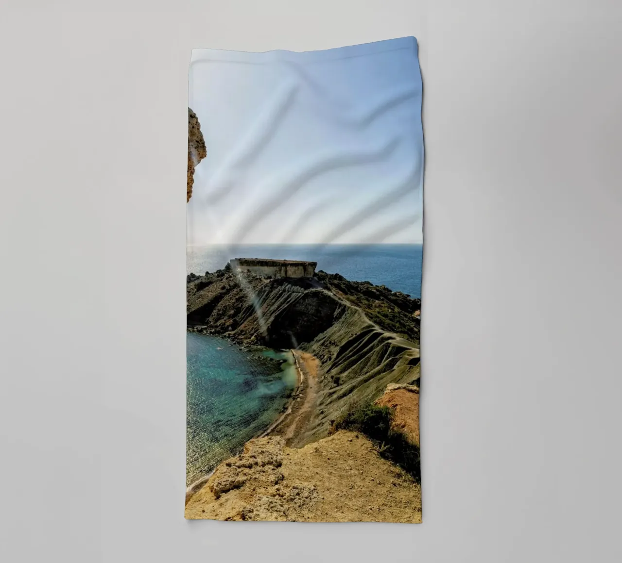 Magical Malta Vulcanic Mountain asciugamano da bagno da Curious Collections by Marielle Leenders