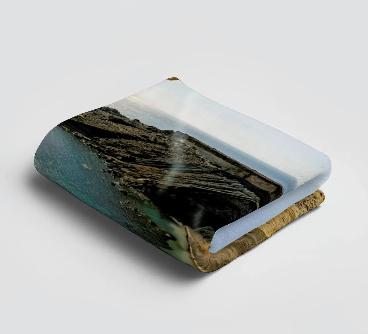 Magical Malta Vulcanic Mountain asciugamano da bagno da Curious Collections by Marielle Leenders