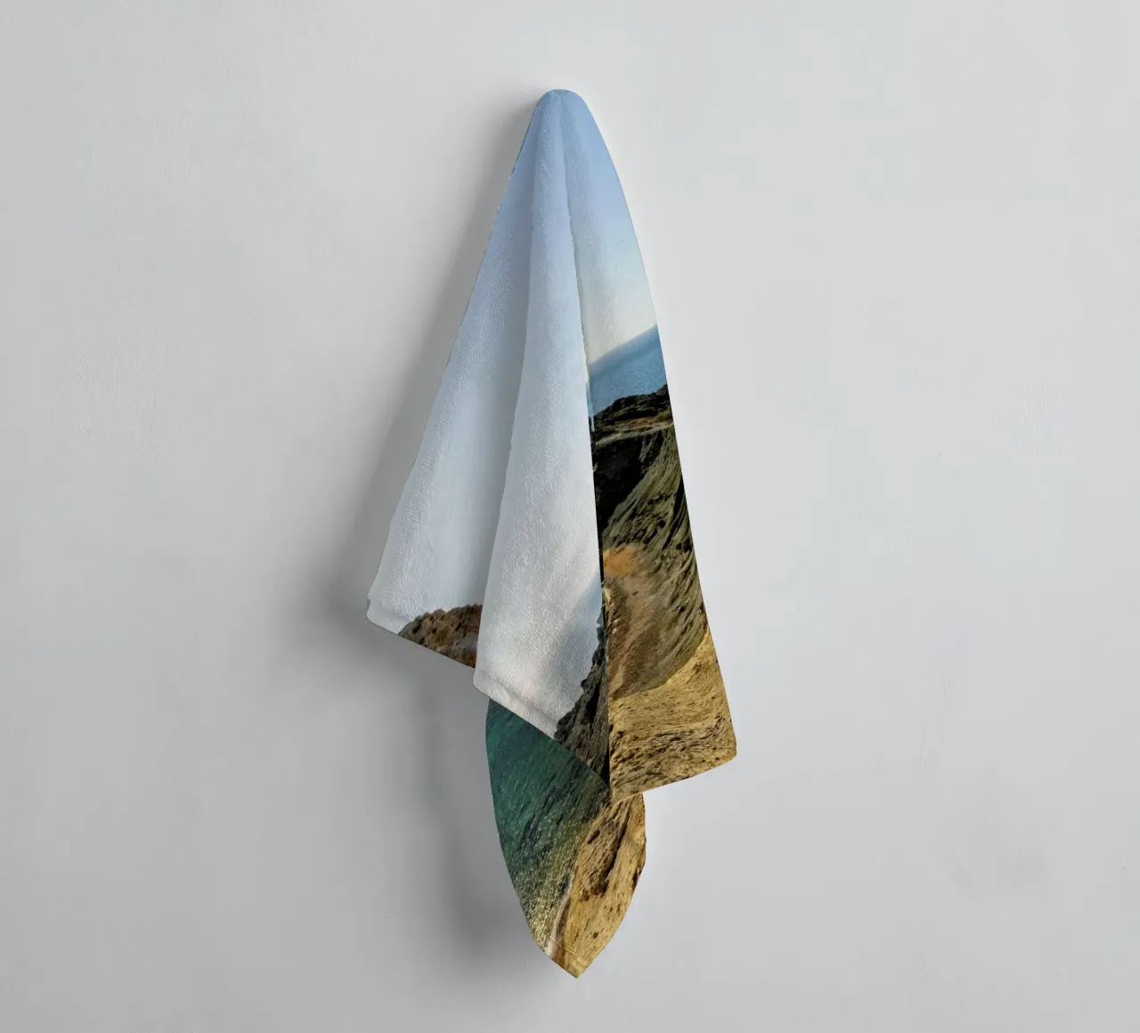Magical Malta Vulcanic Mountain asciugamano da bagno da Curious Collections by Marielle Leenders