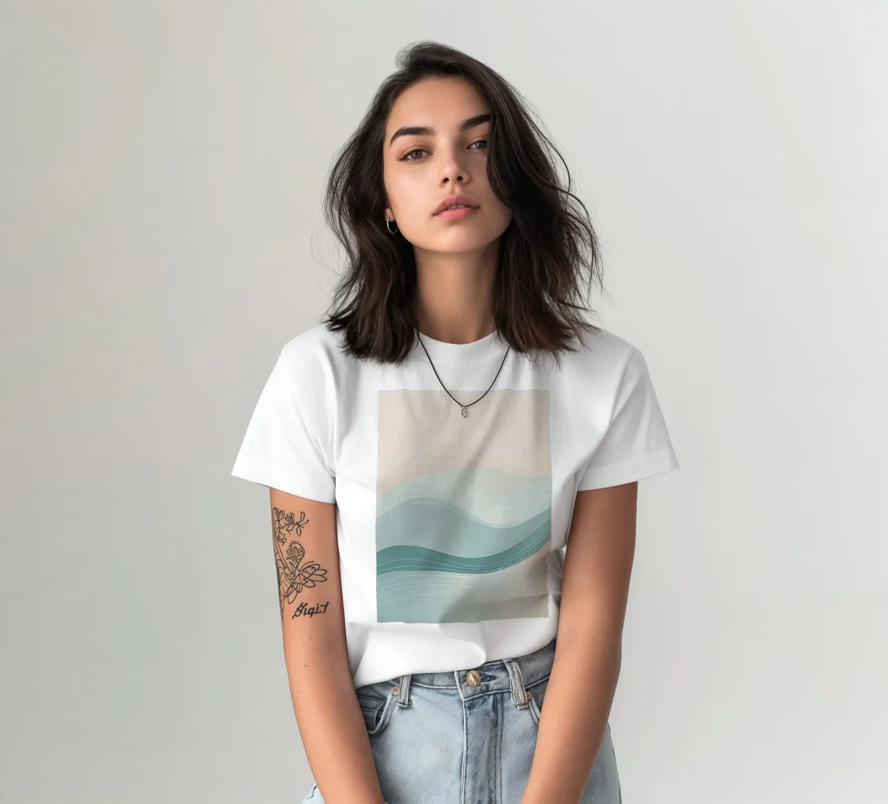 De douces vagues de couleurs se mélangent harmonieusement dans un motif abstrait. t-shirt de DesignDoodle