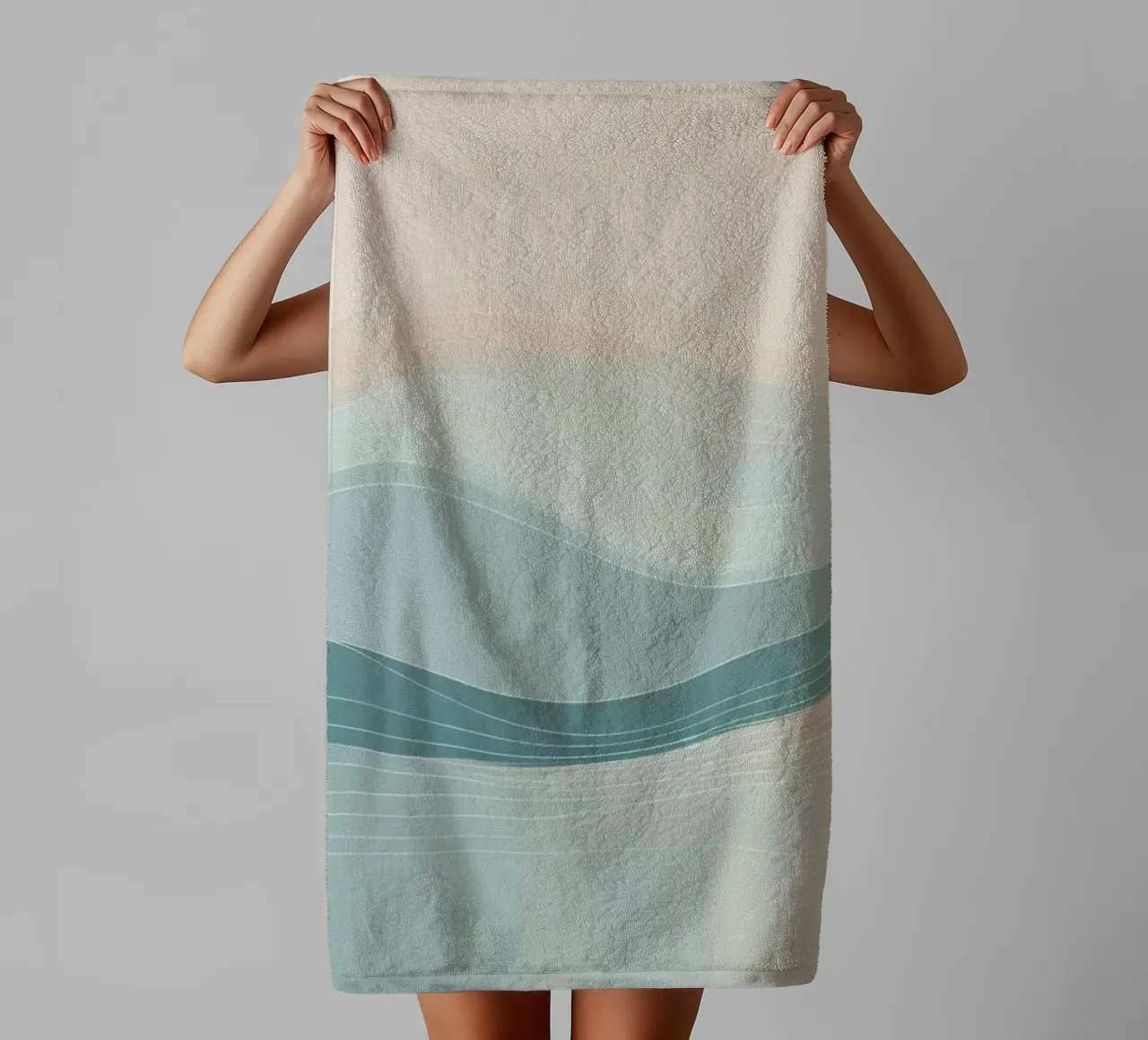 De douces vagues de couleurs se mélangent harmonieusement dans un motif abstrait. serviette de bain de DesignDoodle