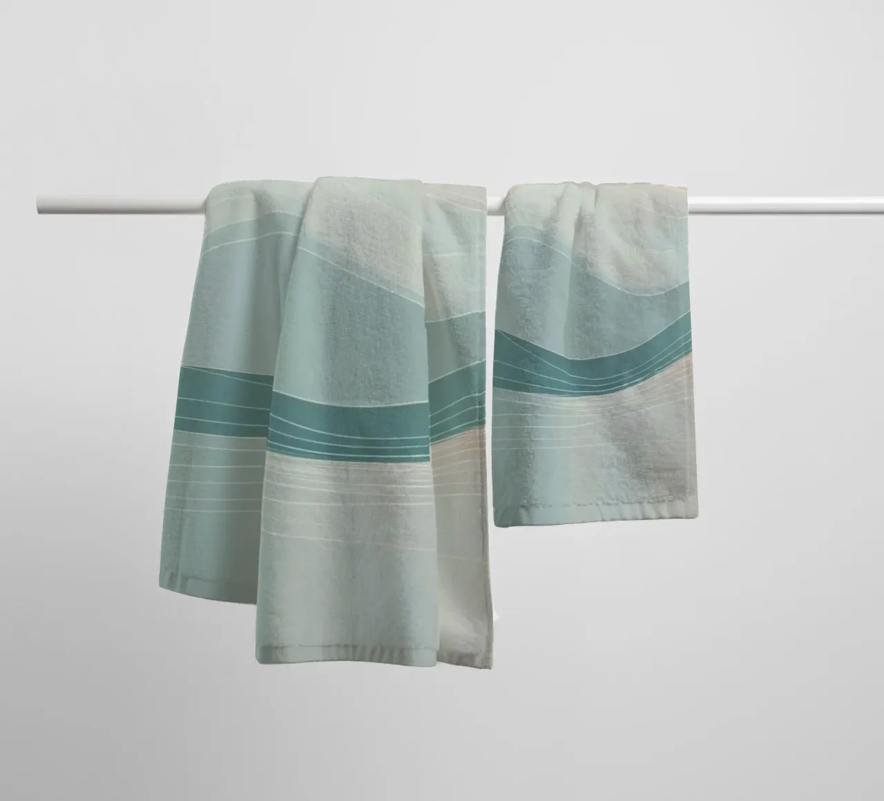 De douces vagues de couleurs se mélangent harmonieusement dans un motif abstrait. serviette de bain de DesignDoodle