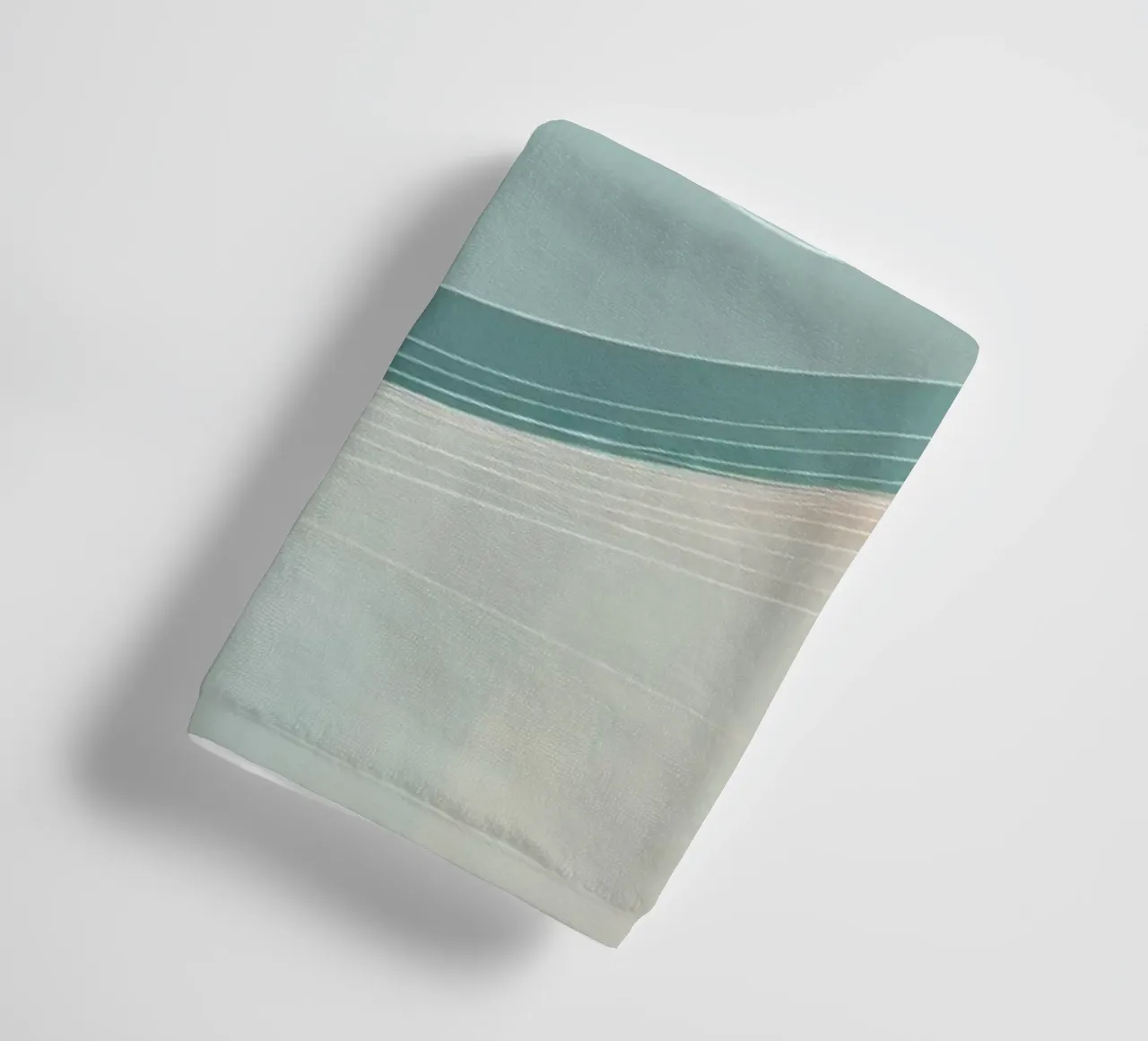 De douces vagues de couleurs se mélangent harmonieusement dans un motif abstrait. serviette de bain de DesignDoodle