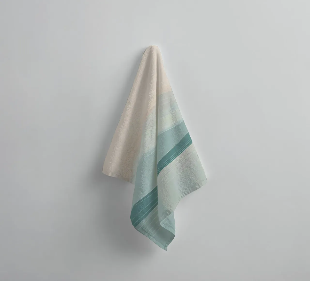 De douces vagues de couleurs se mélangent harmonieusement dans un motif abstrait. serviette de bain de DesignDoodle
