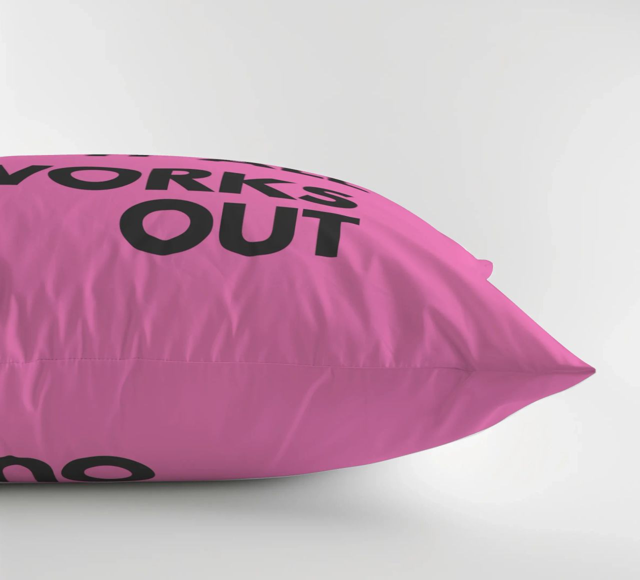 Stampa tipografica ispirata "What If It All Works Out" in rosa cuscino da THE MOTIVATED TYPE