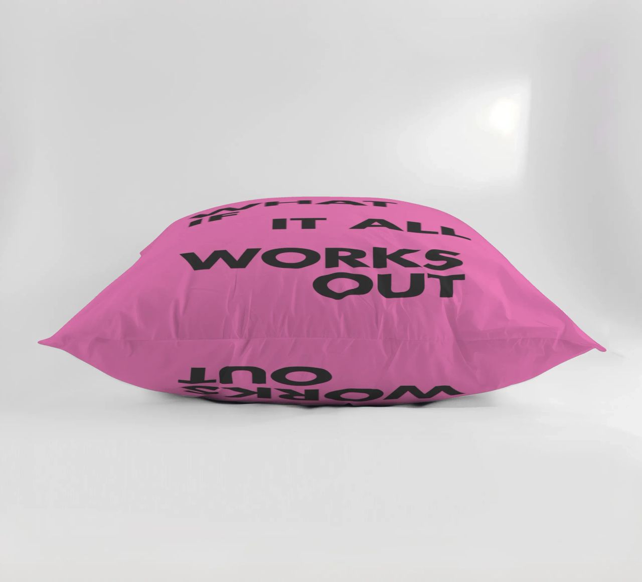 Stampa tipografica ispirata "What If It All Works Out" in rosa cuscino da THE MOTIVATED TYPE