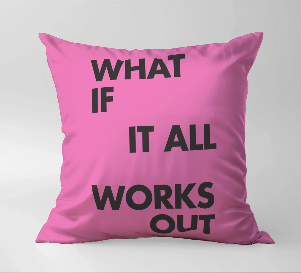 Stampa tipografica ispirata "What If It All Works Out" in rosa cuscino da THE MOTIVATED TYPE
