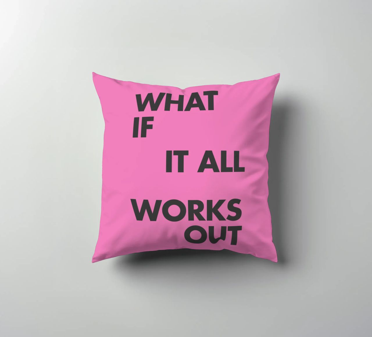 Stampa tipografica ispirata "What If It All Works Out" in rosa cuscino da THE MOTIVATED TYPE