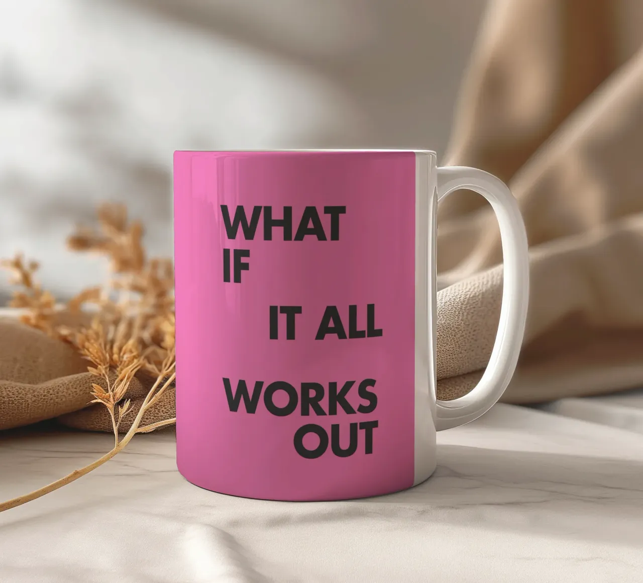 Stampa tipografica ispirata "What If It All Works Out" in rosa tazza in ceramica da THE MOTIVATED TYPE