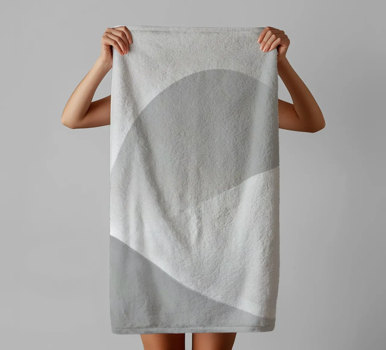 De douces vagues blanches créent une composition abstraite serviette de bain de DesignDoodle