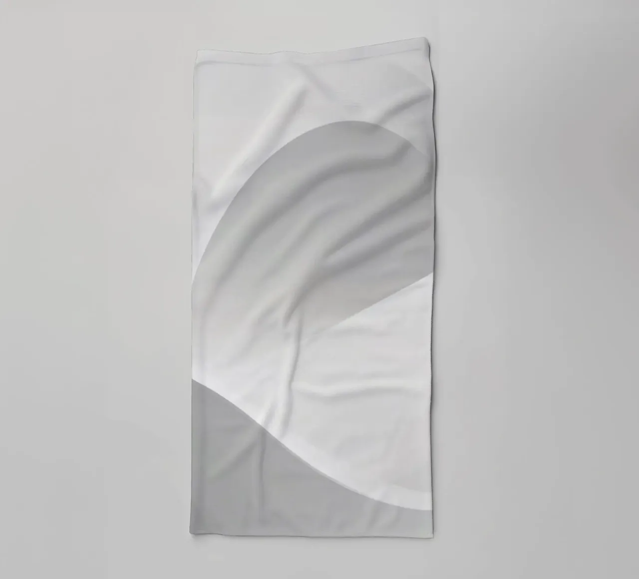 Sanfte weiße Wellen bilden eine abstrakte Komposition Handtuch von DesignDoodle