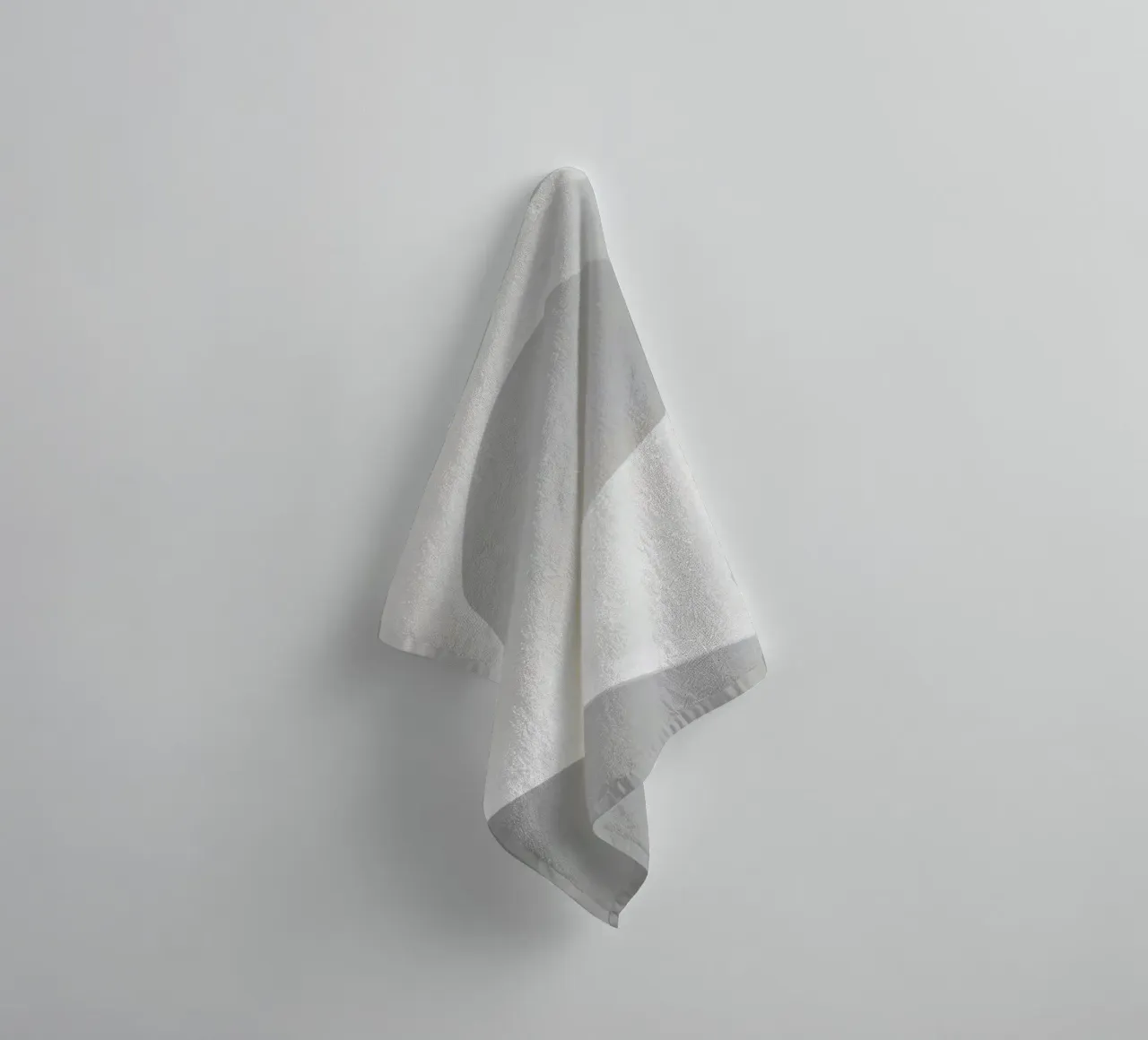 De douces vagues blanches créent une composition abstraite serviette de bain de DesignDoodle