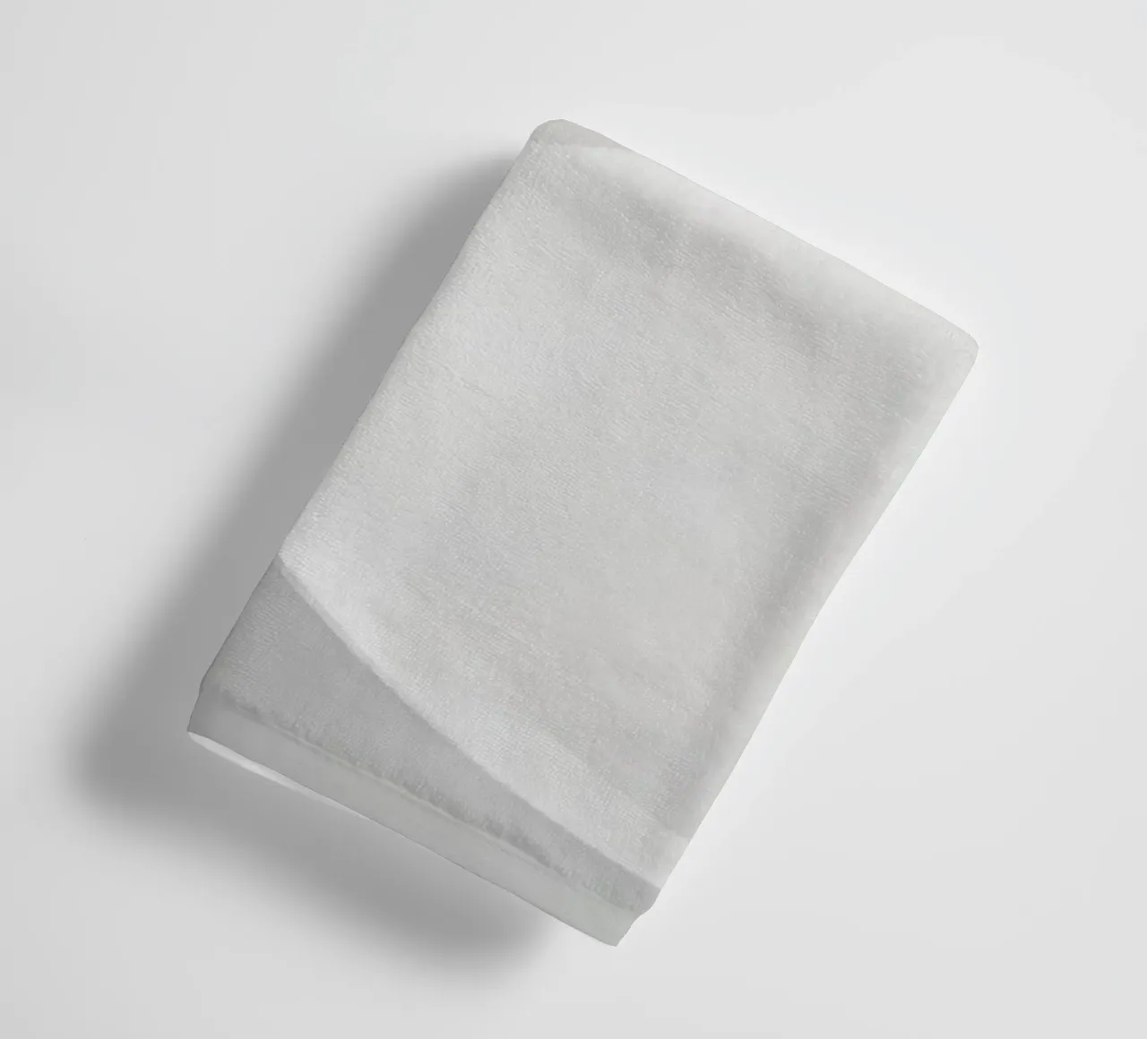 Sanfte weiße Wellen bilden eine abstrakte Komposition Handtuch von DesignDoodle