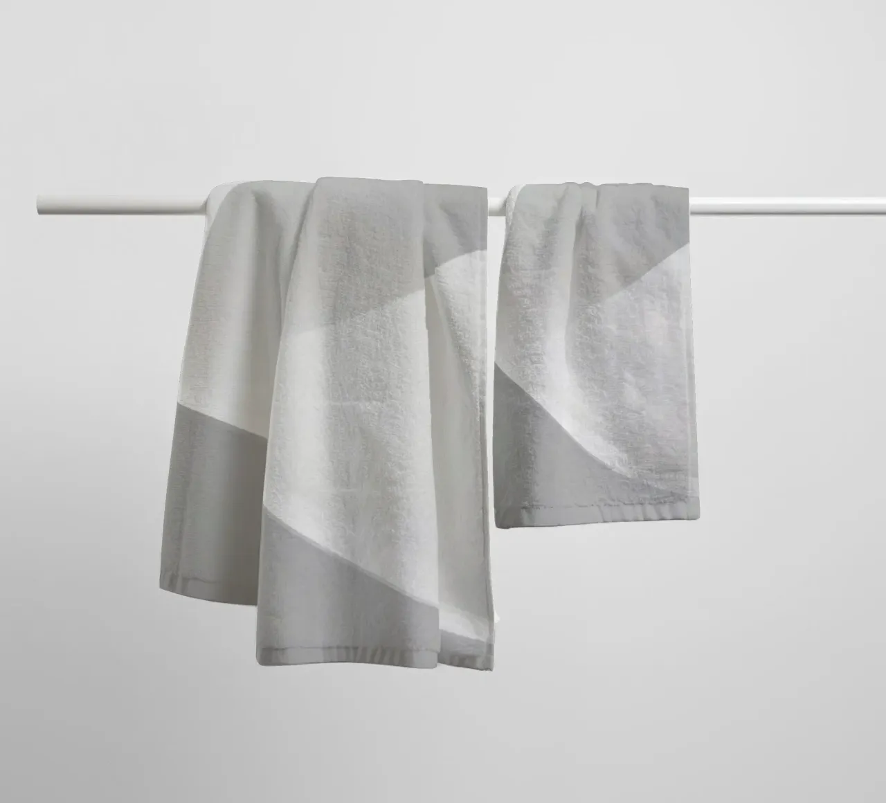 Sanfte weiße Wellen bilden eine abstrakte Komposition Handtuch von DesignDoodle