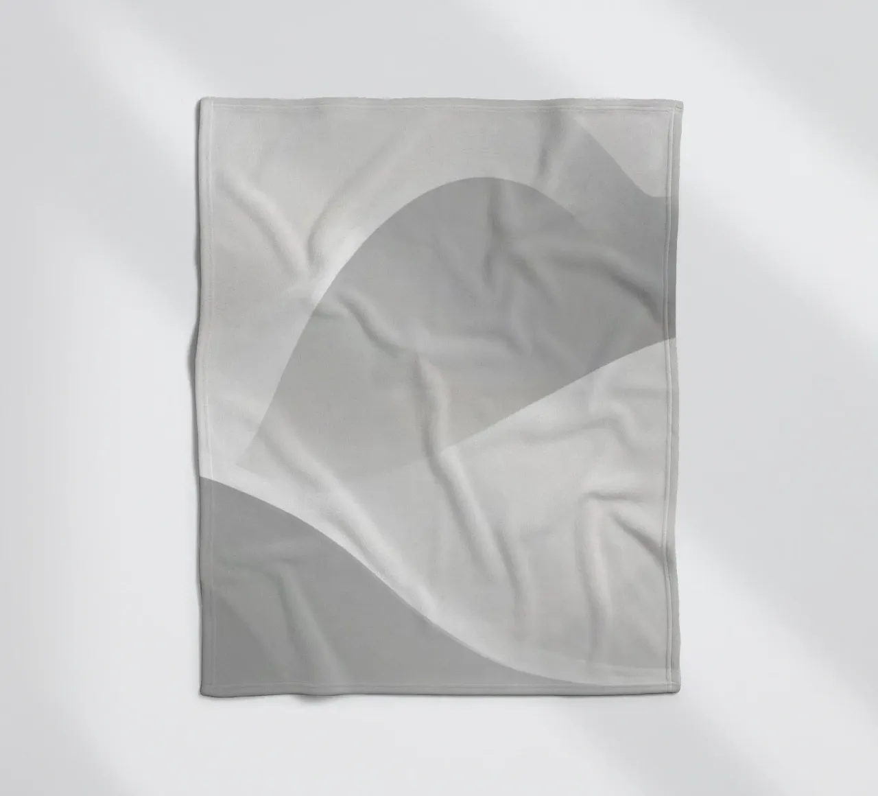 Zachte witte golven creëren een abstracte compositie fleecedeken van DesignDoodle