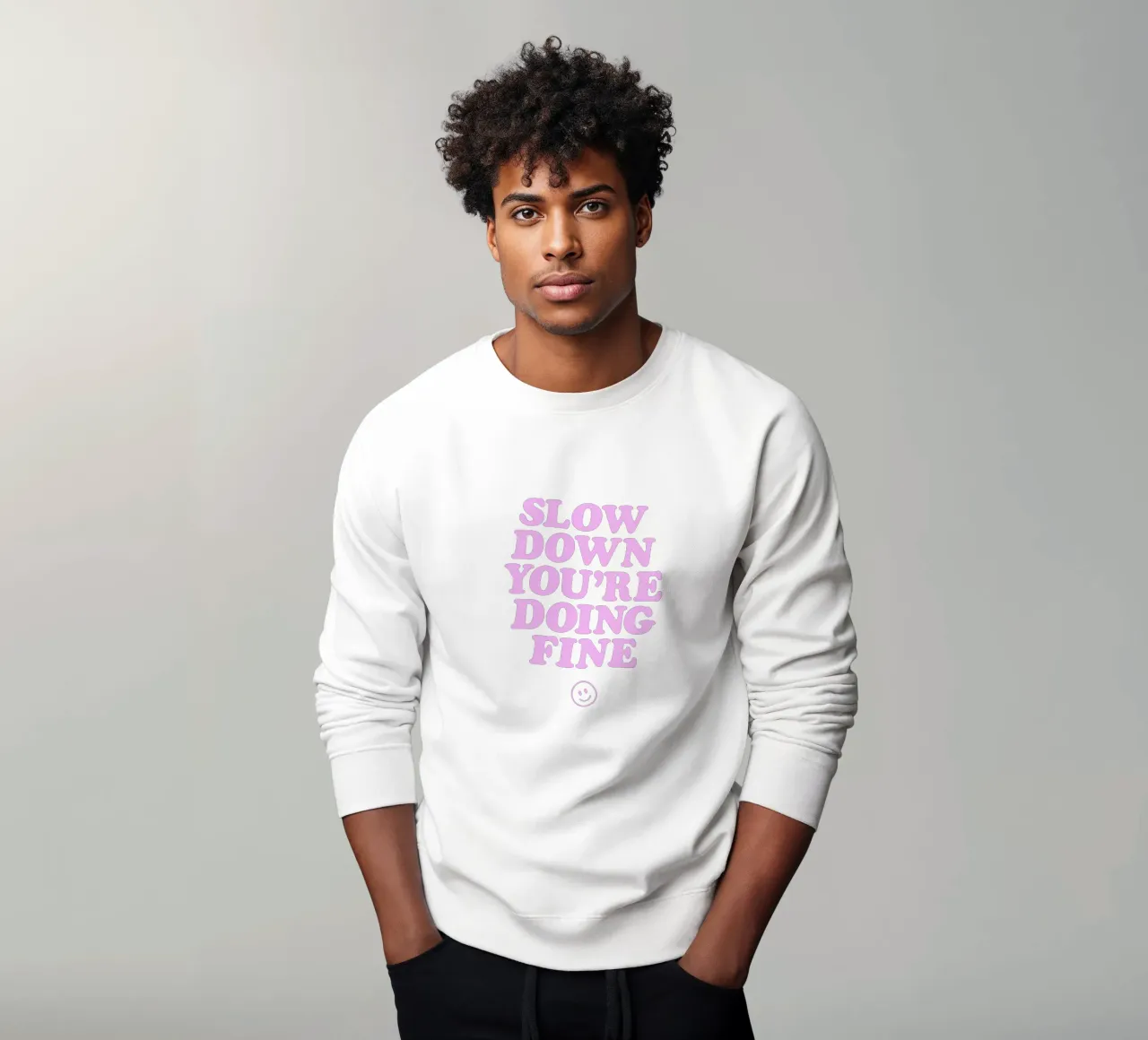 Stampa tipografica "Slow Down You're Doing Fine" in rosa e blu felpa da THE MOTIVATED TYPE
