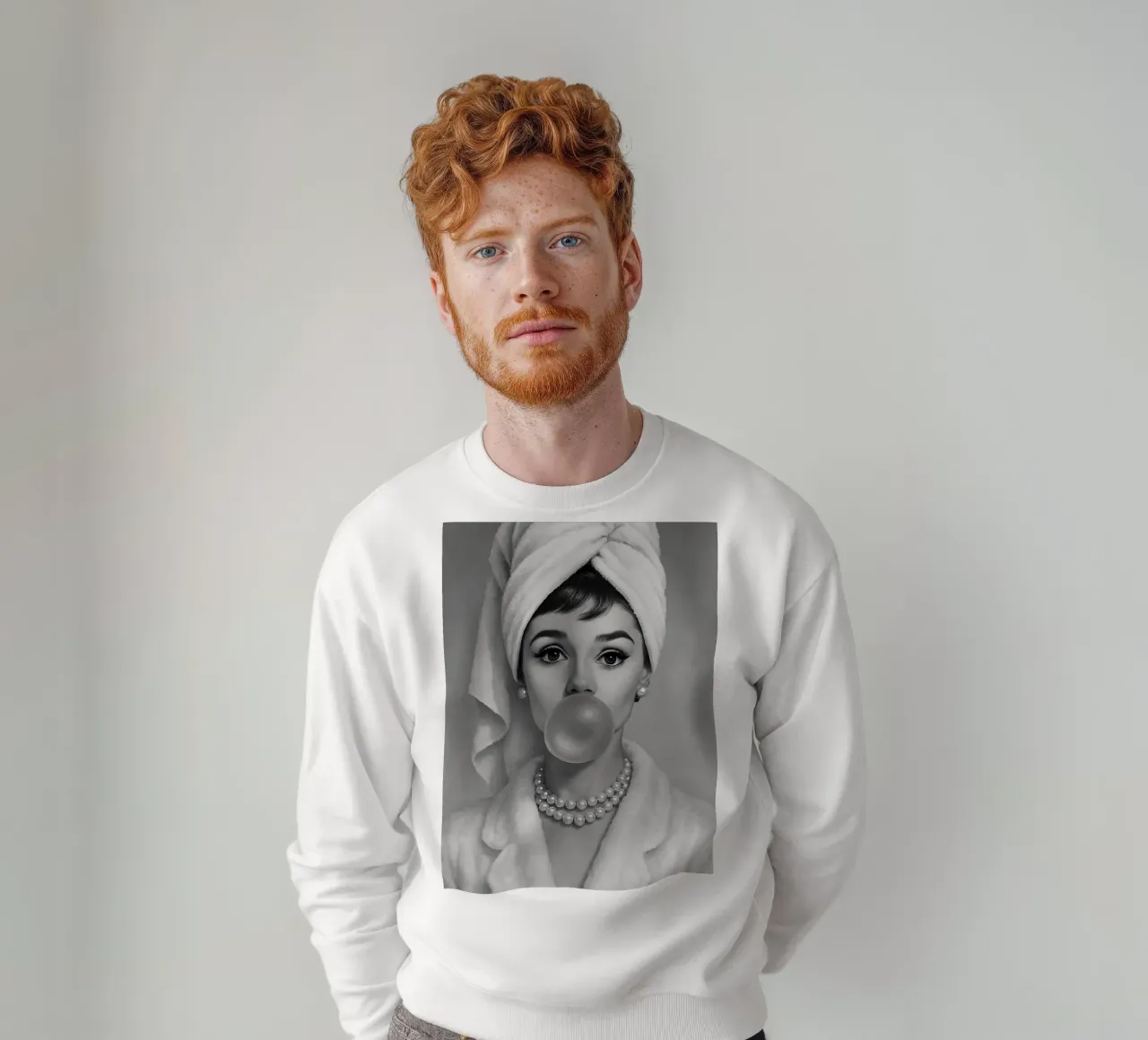 Audrey Hepburn Bubble Gum Blanco y Negro sudadera de ARTOMATIC