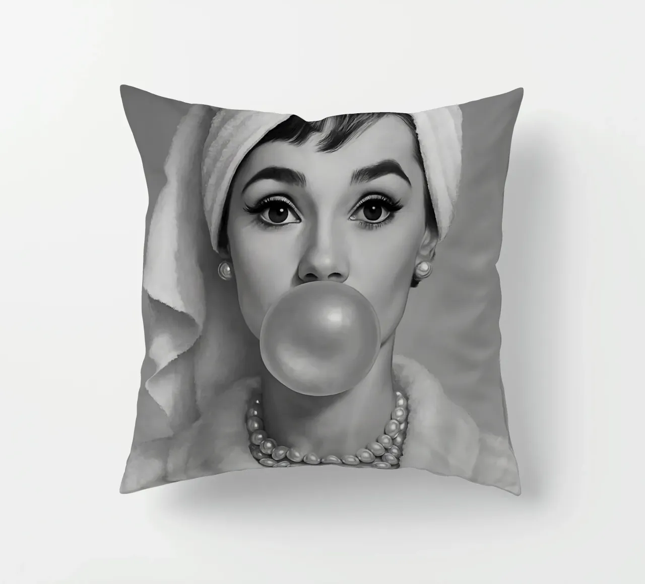 Audrey Hepburn Bubble Gum in bianco e nero cuscino da ARTOMATIC