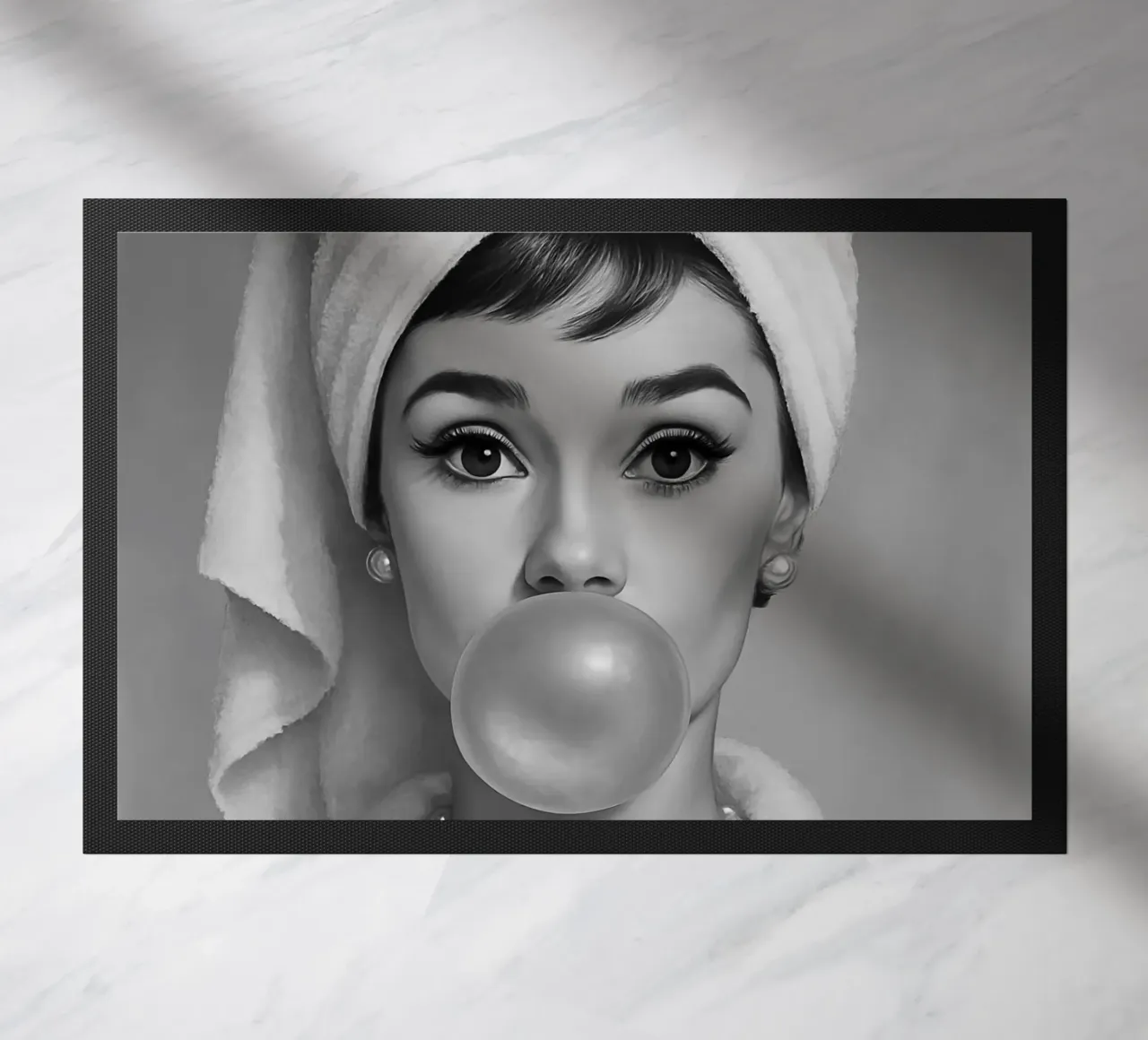 Audrey Hepburn Bubble Gum in bianco e nero zerbino da ARTOMATIC