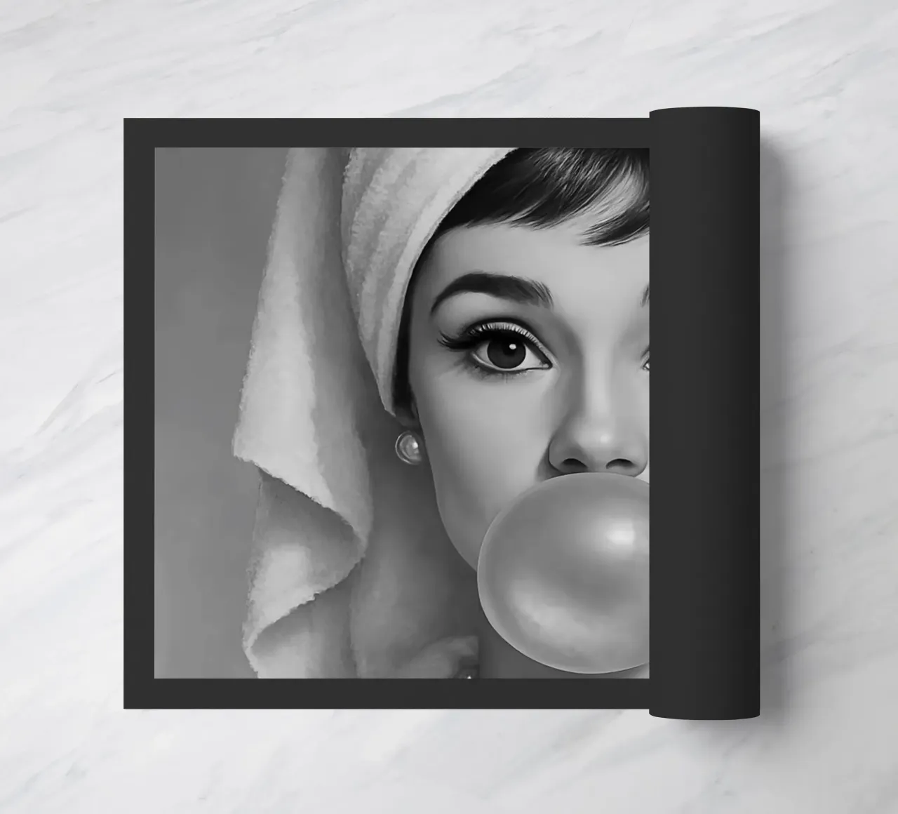 Audrey Hepburn Bubble Gum in bianco e nero zerbino da ARTOMATIC