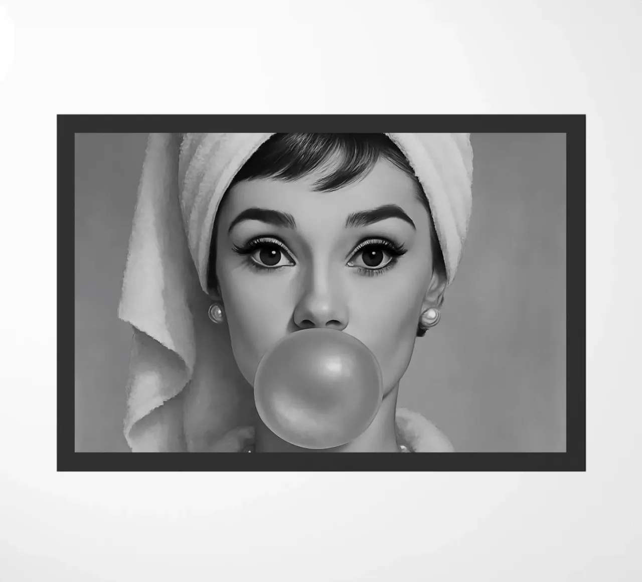 Audrey Hepburn Bubble Gum in bianco e nero zerbino da ARTOMATIC