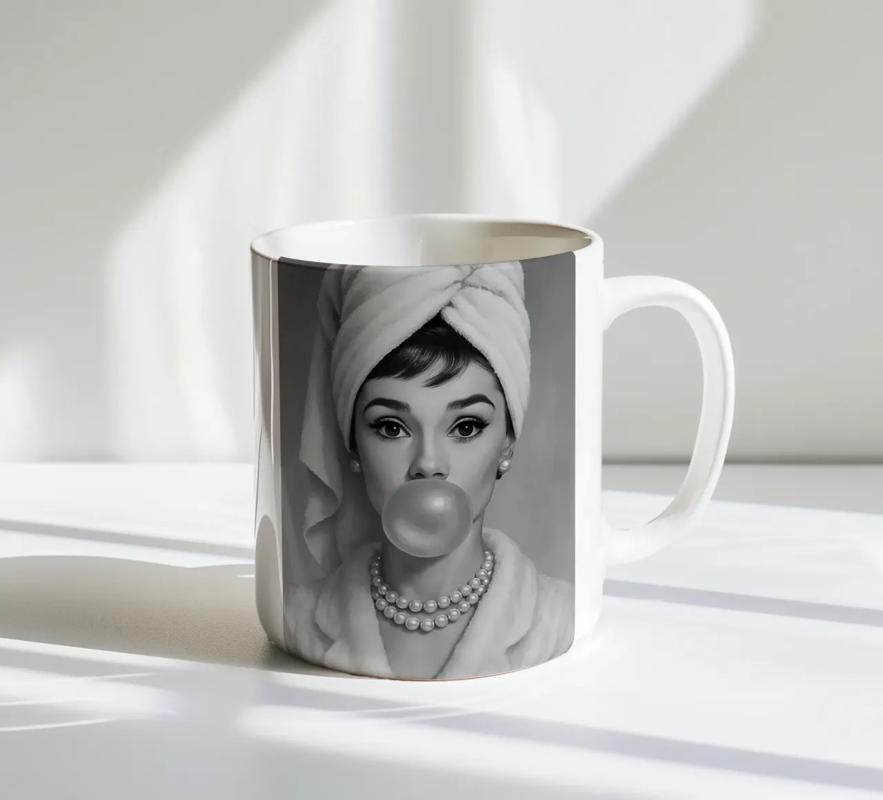 Audrey Hepburn Bubble Gum in bianco e nero tazza in ceramica da ARTOMATIC