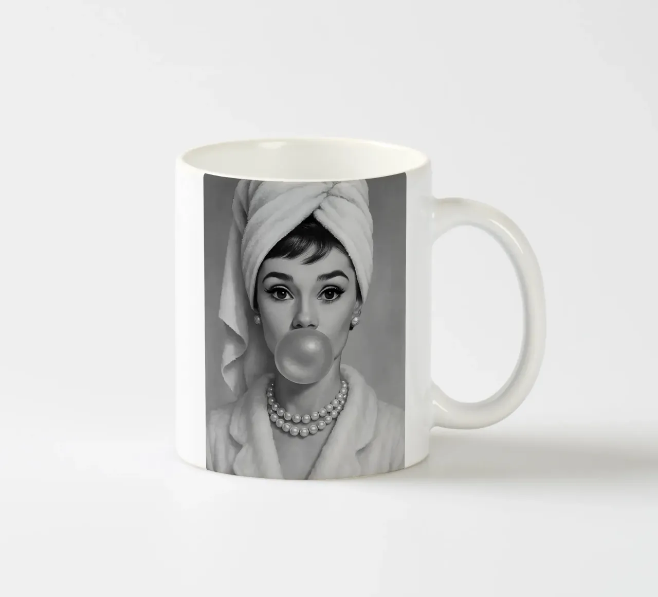 Audrey Hepburn Bubble Gum in bianco e nero tazza in ceramica da ARTOMATIC