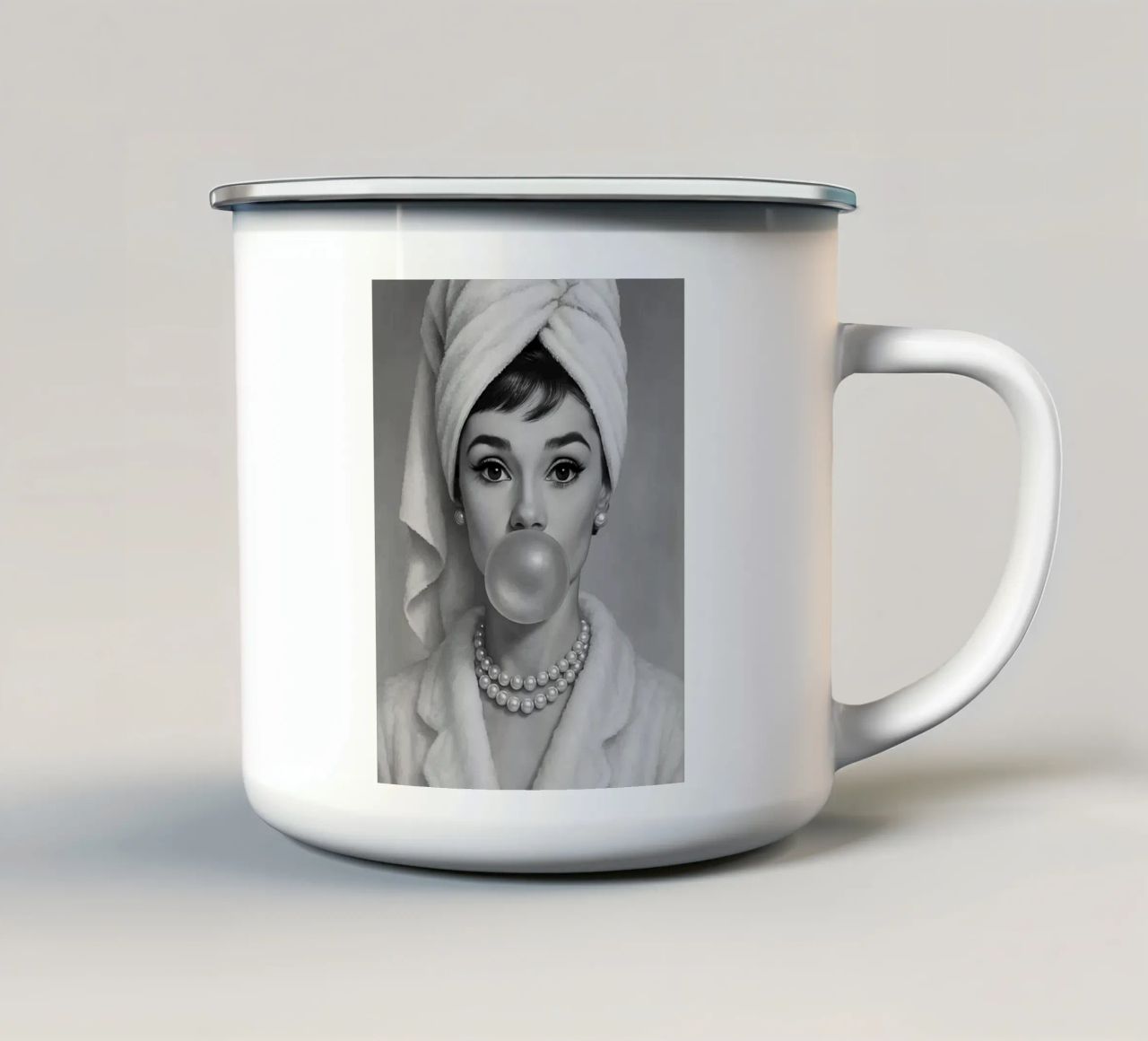 Audrey Hepburn Bubble Gum in bianco e nero tazza in smalto da ARTOMATIC