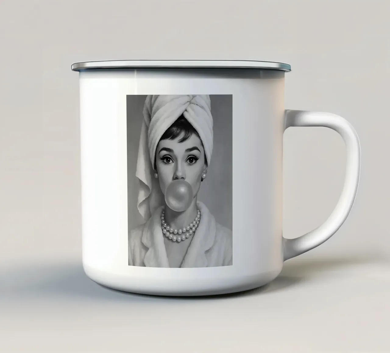 Audrey Hepburn Bubble Gum in bianco e nero tazza in smalto da ARTOMATIC