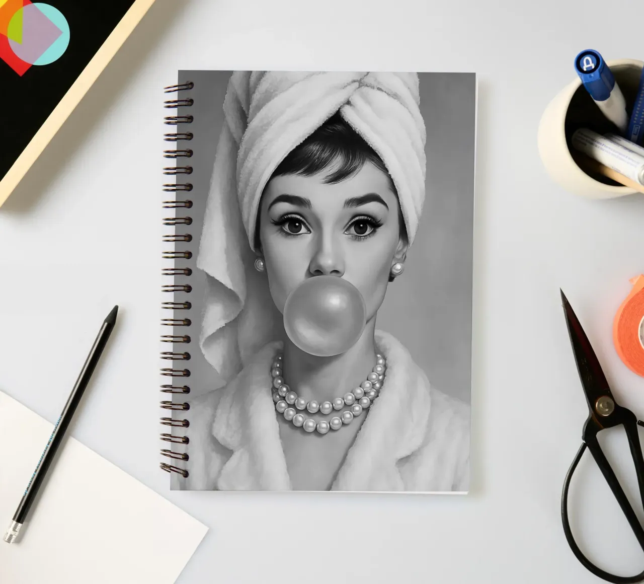 Audrey Hepburn Bubble Gum in bianco e nero diario ad anelli da ARTOMATIC