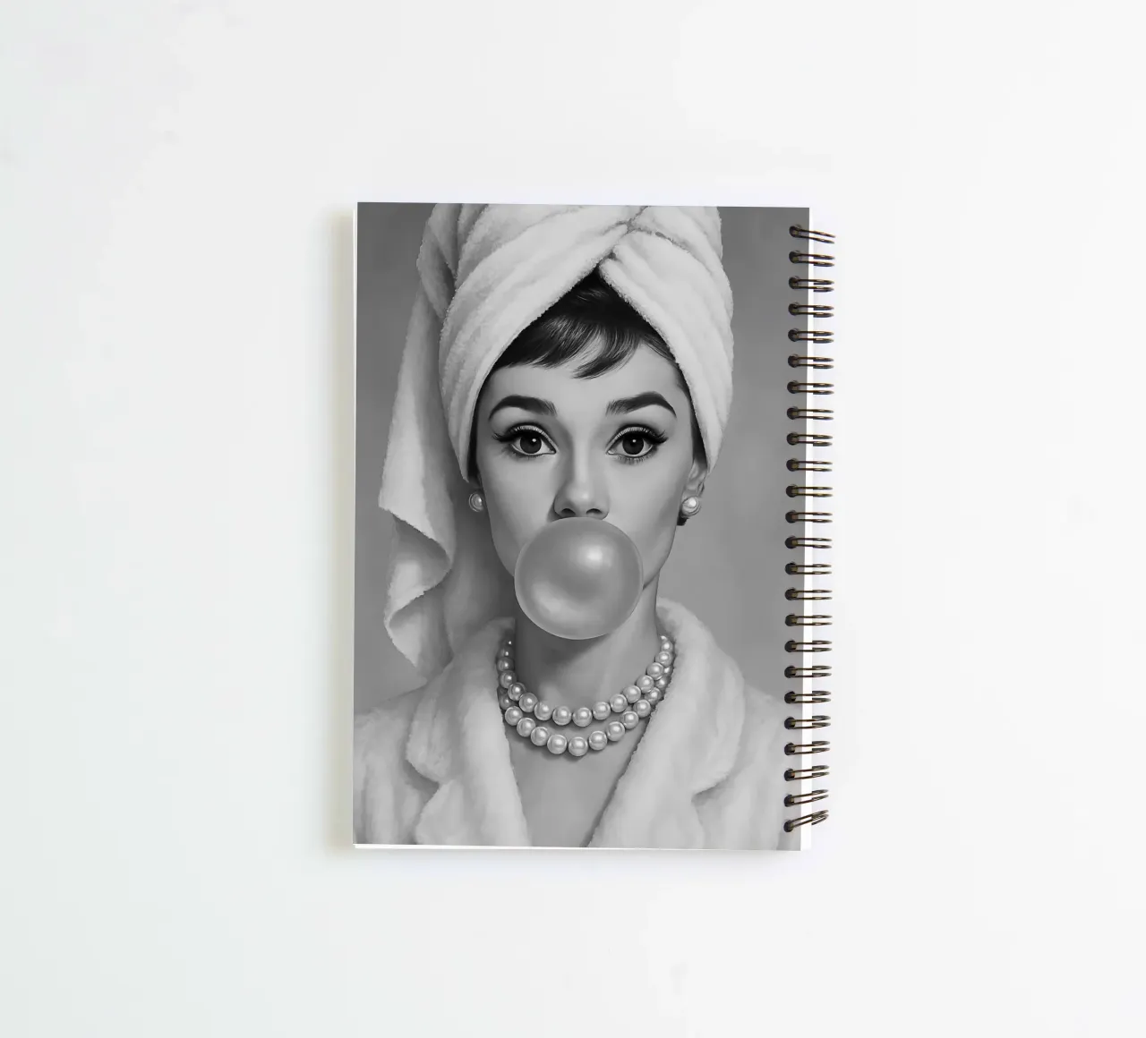 Audrey Hepburn Bubble Gum in bianco e nero diario ad anelli da ARTOMATIC