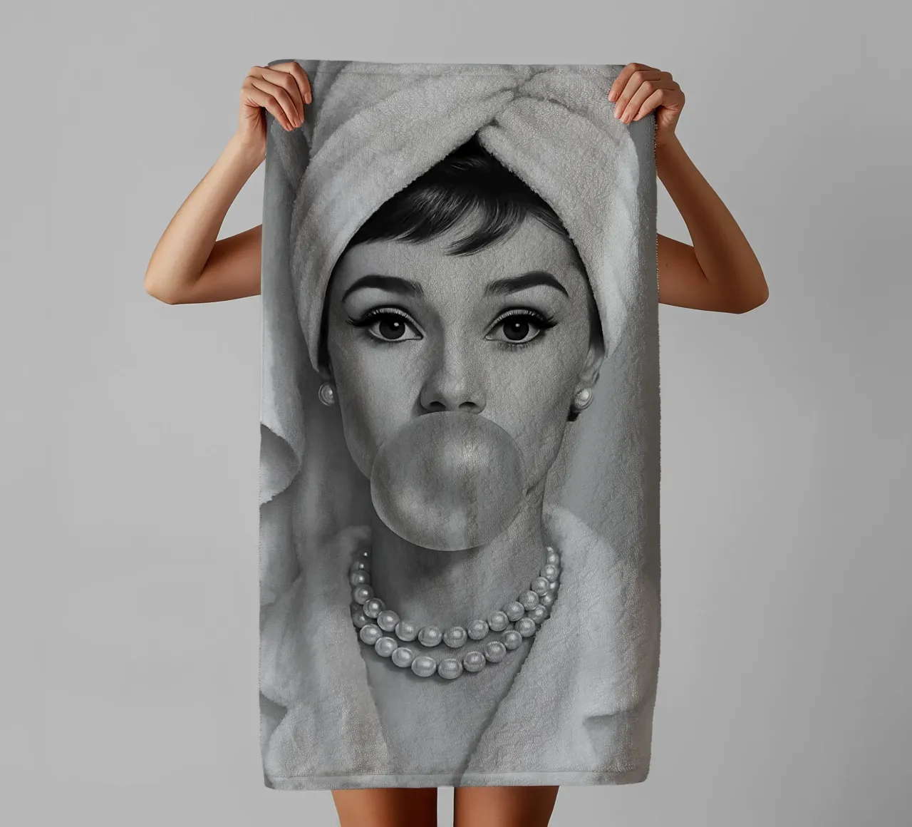 Audrey Hepburn Bubble Gum in bianco e nero asciugamano da bagno da ARTOMATIC