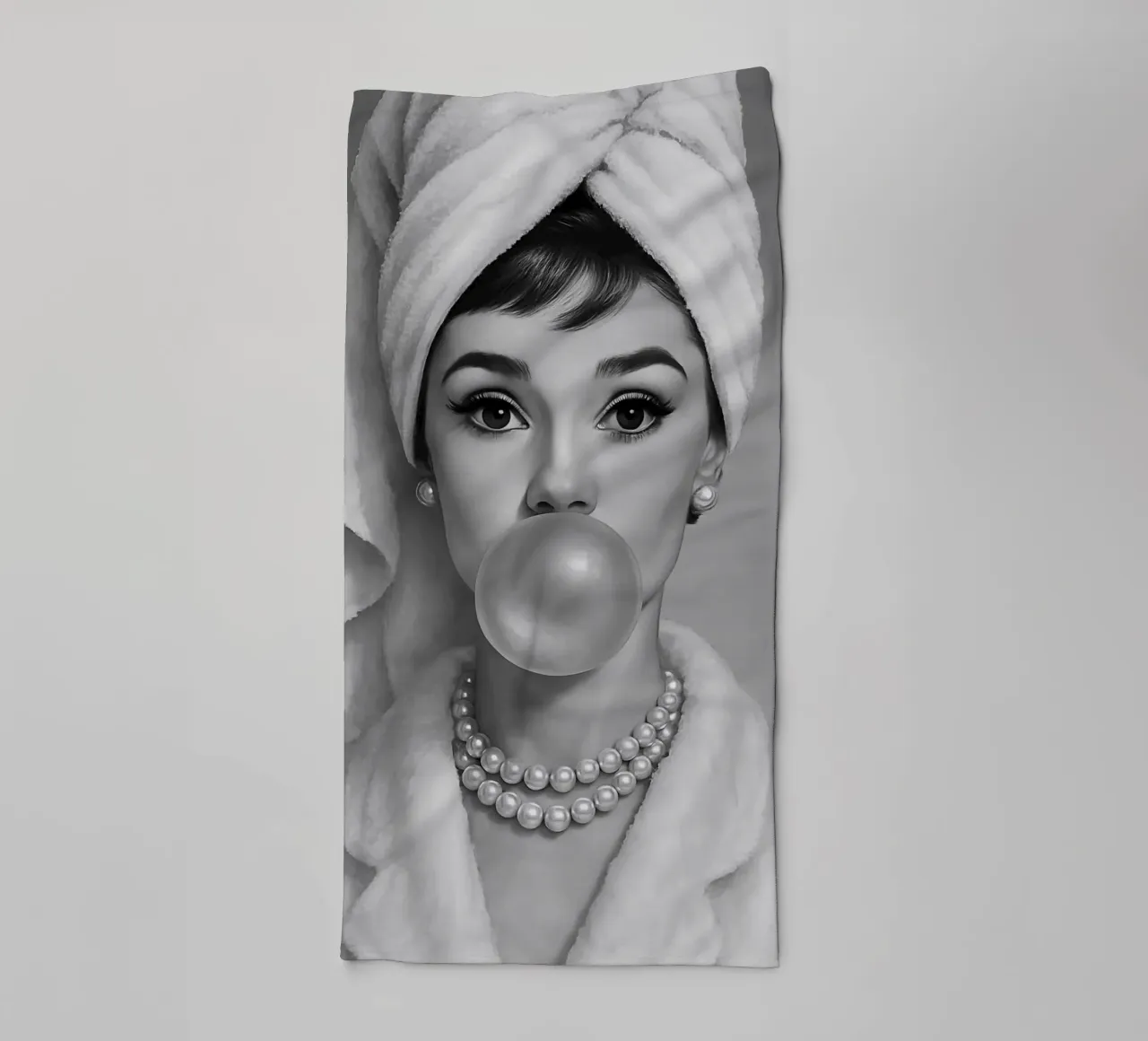 Audrey Hepburn Bubble Gum in bianco e nero asciugamano da bagno da ARTOMATIC