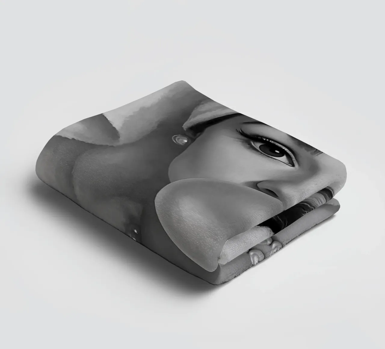 Audrey Hepburn Bubble Gum in bianco e nero asciugamano da bagno da ARTOMATIC