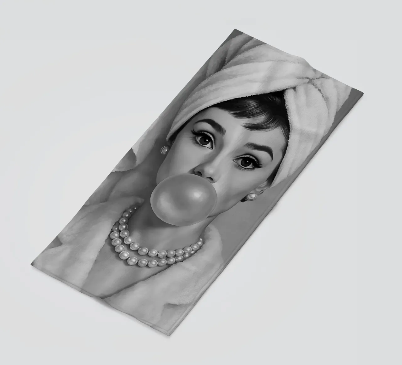 Audrey Hepburn Bubble Gum in bianco e nero telo mare da ARTOMATIC