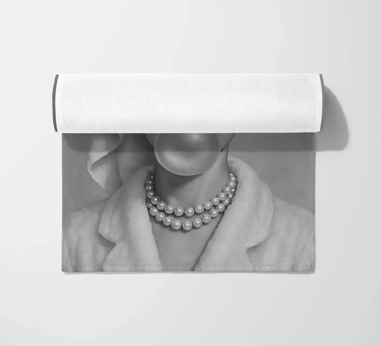 Audrey Hepburn Bubble Gum in bianco e nero telo mare da ARTOMATIC