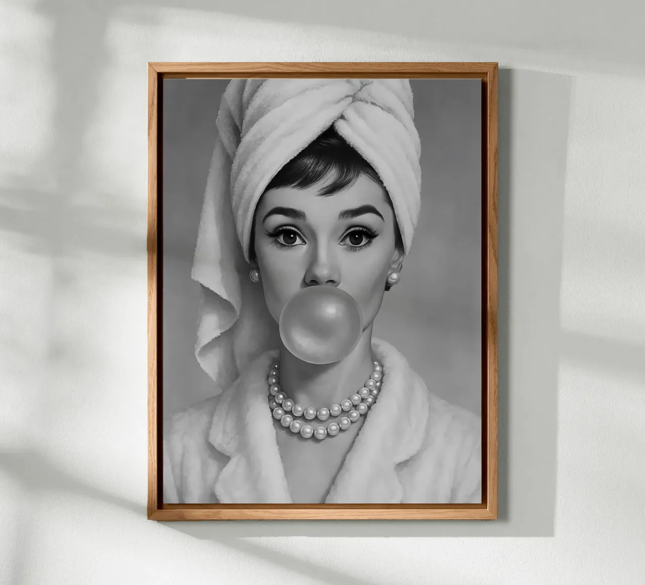 Audrey Hepburn Bubble Gum in bianco e nero alluminio dibond da ARTOMATIC