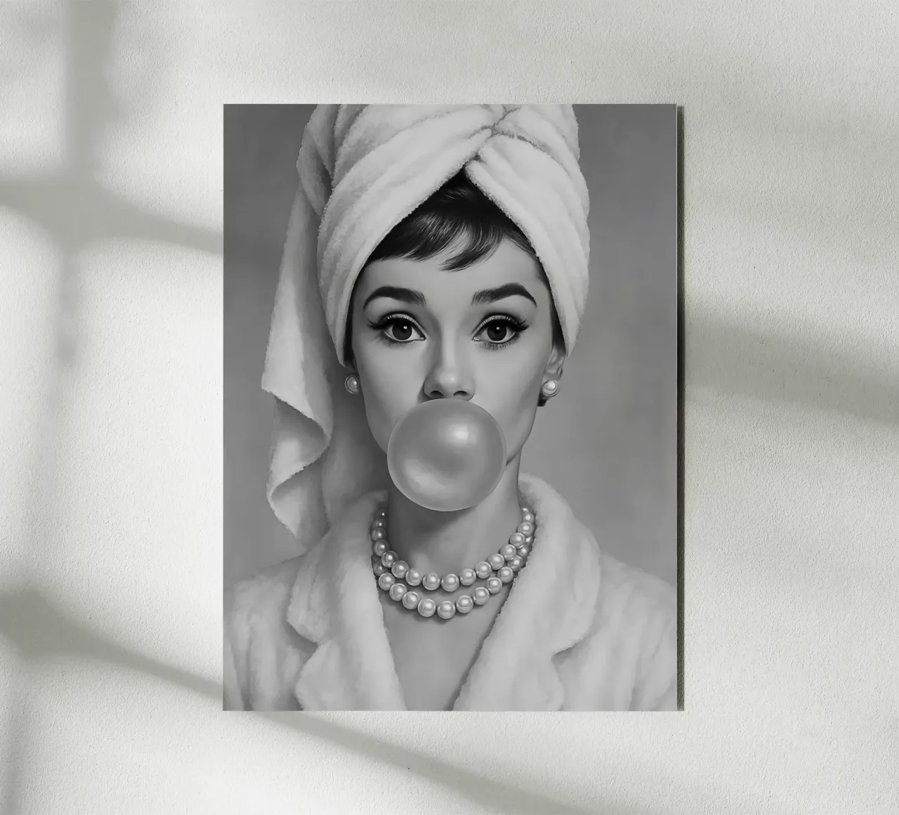 Audrey Hepburn Bubble Gum in bianco e nero alluminio dibond da ARTOMATIC