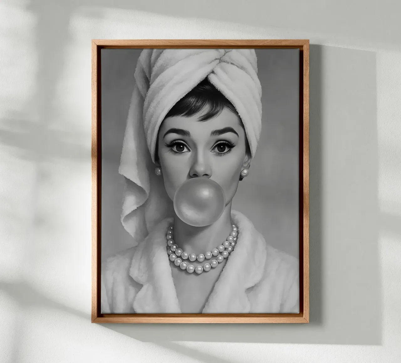 Audrey Hepburn Bubble Gum in bianco e nero tela con Cornice a cassetta da ARTOMATIC