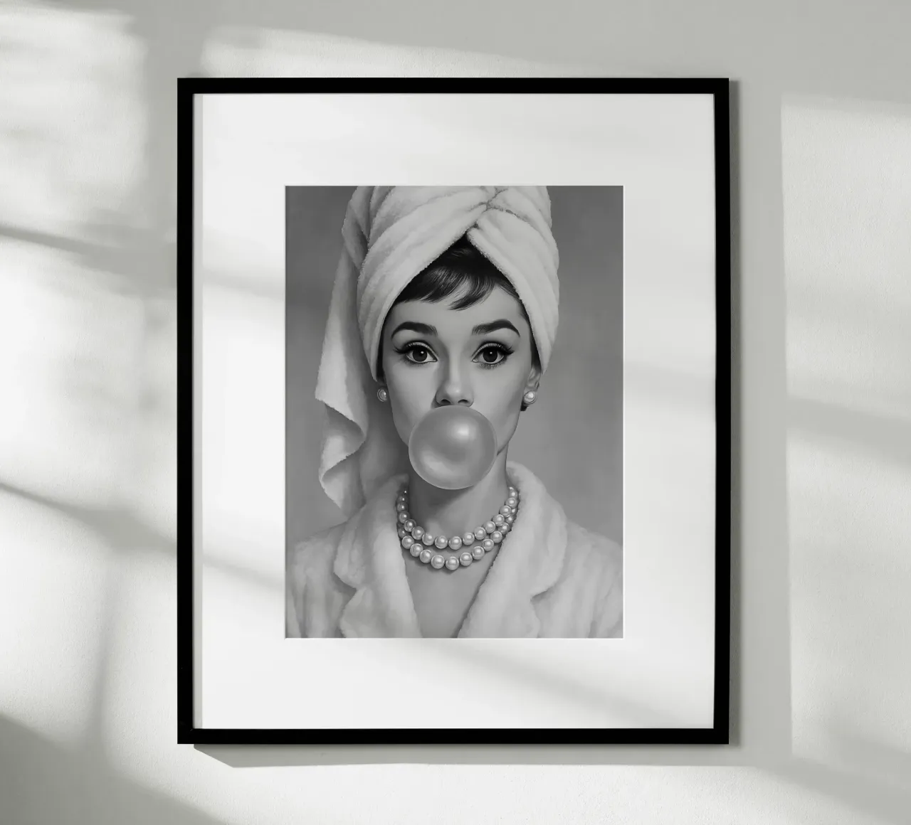 Audrey Hepburn Bubble Gum in bianco e nero poster con telaio in plastica da ARTOMATIC
