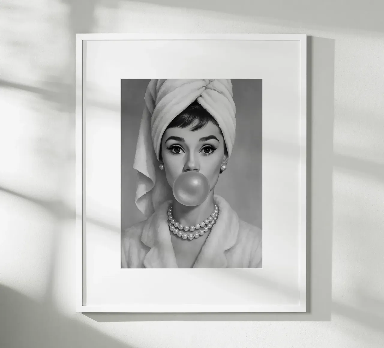 Audrey Hepburn Bubble Gum in bianco e nero poster con telaio in plastica da ARTOMATIC