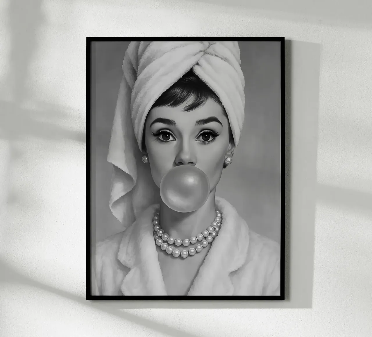 Audrey Hepburn Bubble Gum in bianco e nero poster con telaio in plastica da ARTOMATIC