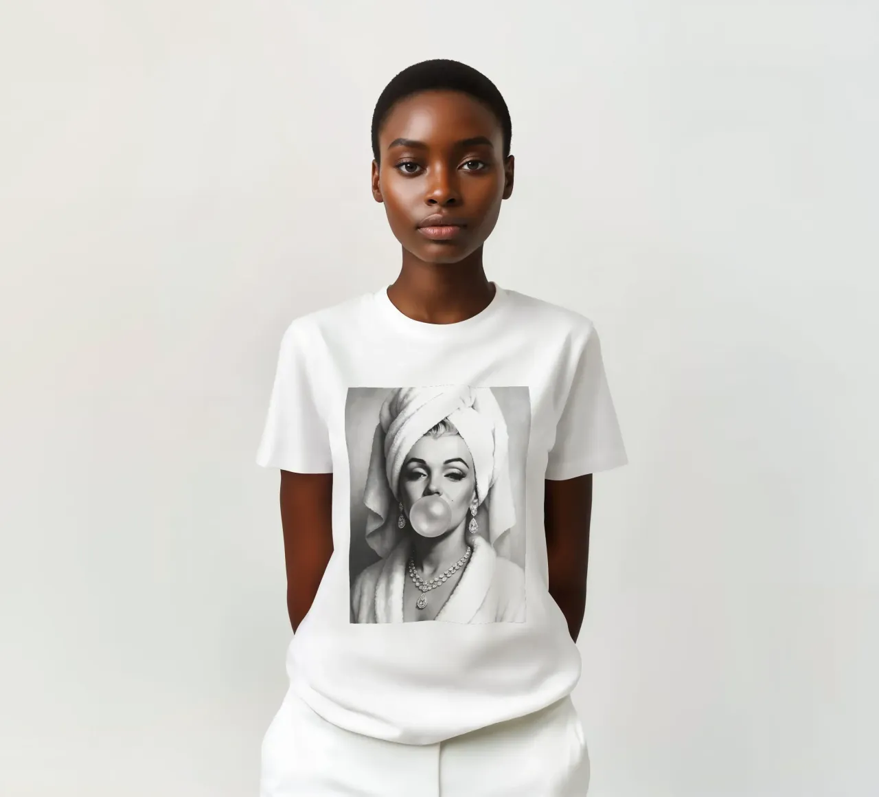 Marilyn Monroe Bubble Gum in bianco e nero t-shirt da ARTOMATIC