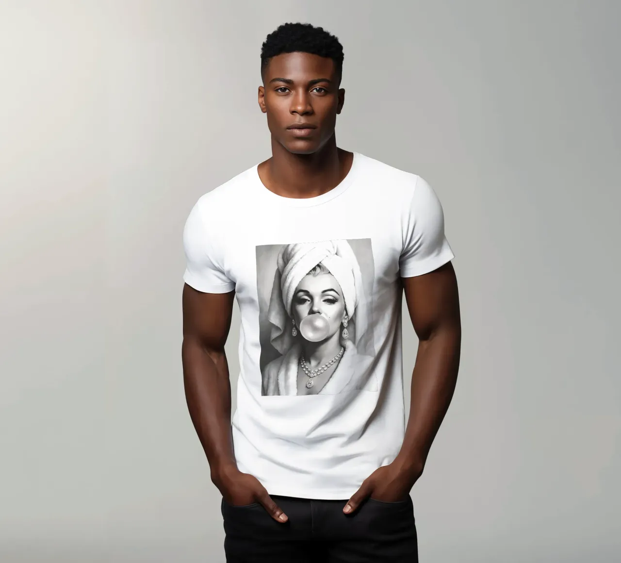 Marilyn Monroe Bubble Gum in bianco e nero t-shirt da ARTOMATIC