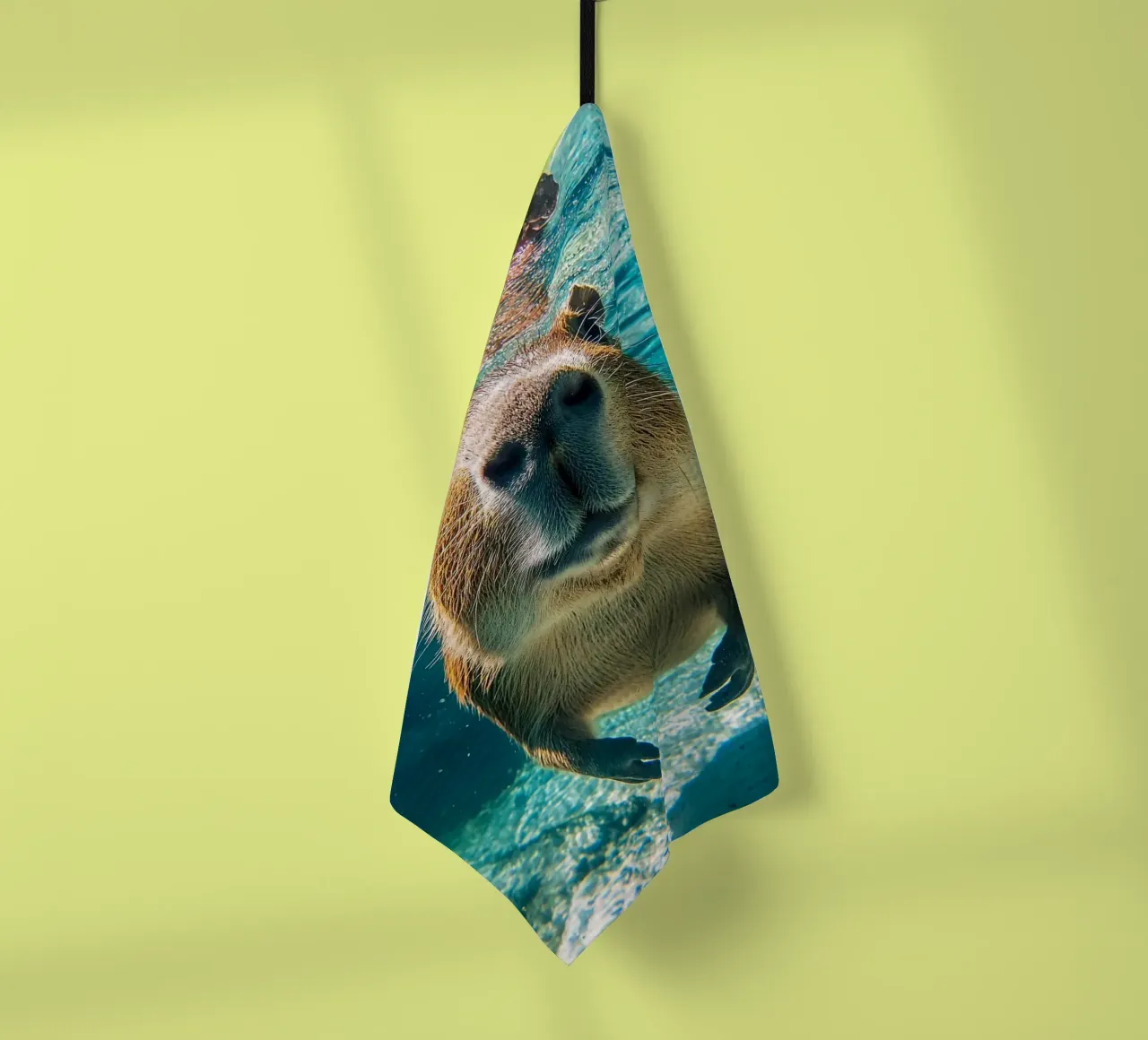 capybara nageant sous l'eau torchon de James Isaac Jackson