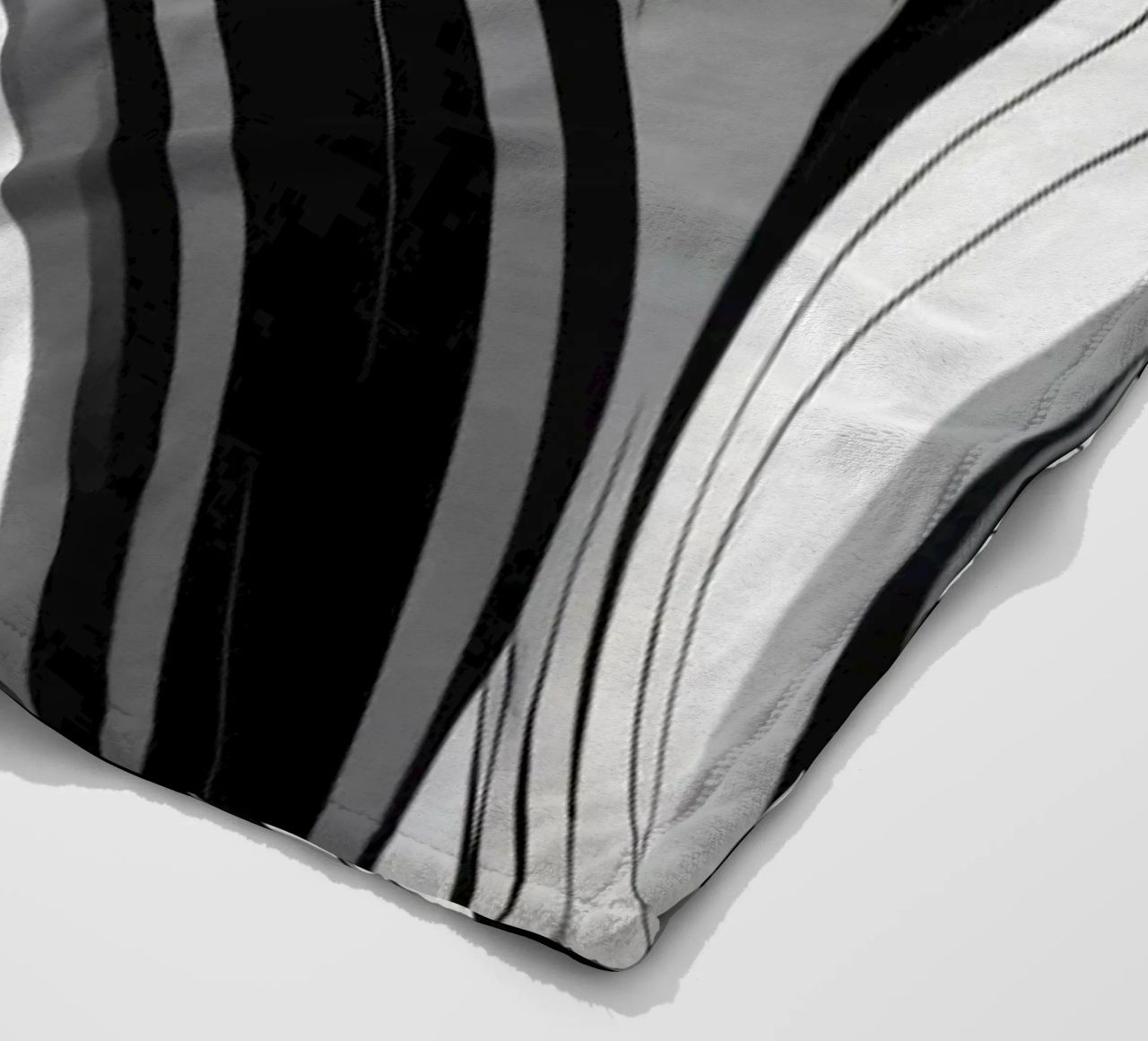 Vorticoso disegno astratto in bianco e nero con linee dinamiche coperta in pile da DesignDoodle