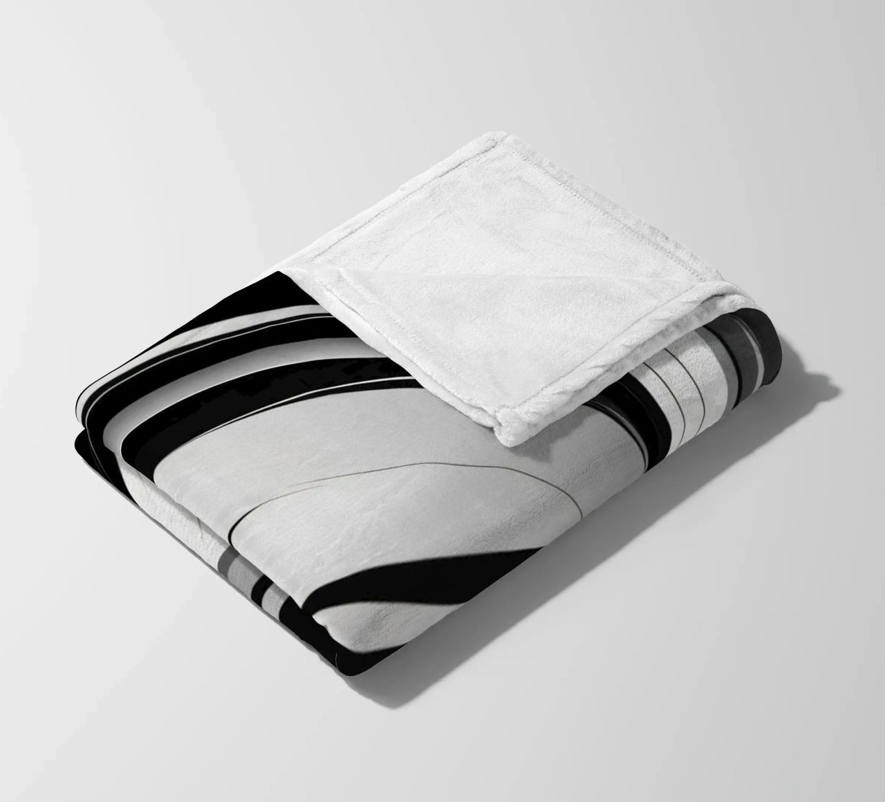 Vorticoso disegno astratto in bianco e nero con linee dinamiche coperta in pile da DesignDoodle