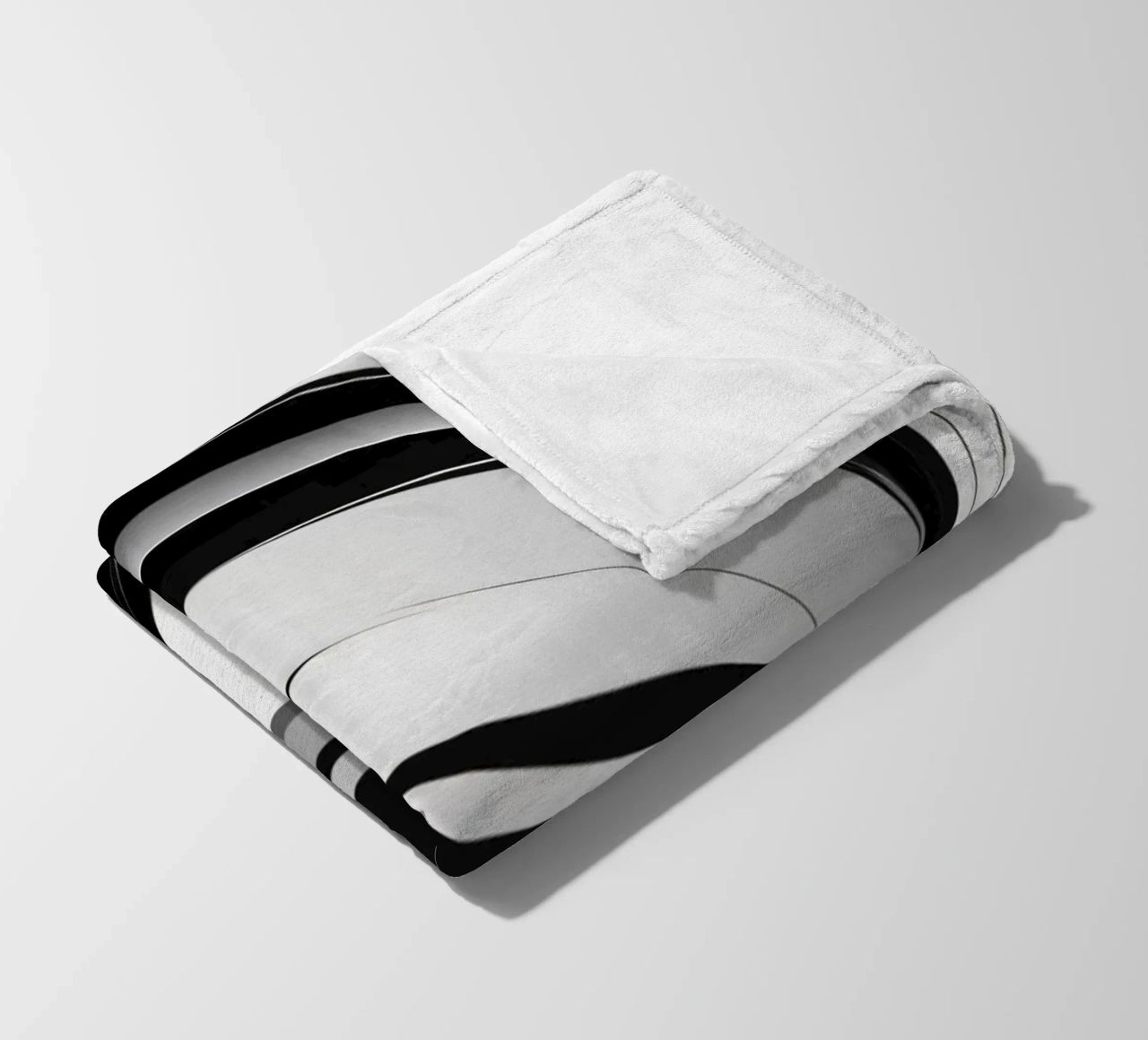 Vorticoso disegno astratto in bianco e nero con linee dinamiche coperta in pile da DesignDoodle